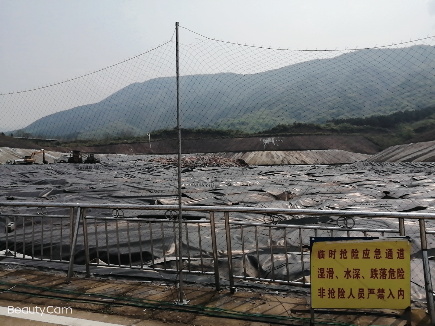 城市垃圾滲濾液的傳統(tǒng)處理方法包括生化法和物理化學法，物理化學法由于處理效果不是很理想而很難得到實際應(yīng)用，生化法更因為垃圾滲濾液的可生化性低而沒有很好的處理效果。 